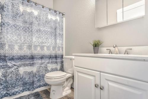 łazienka z toaletą i zasłoną prysznicową w obiekcie New Upstairs Condo With Covered Deck-Pet Friendly w mieście Colorado Springs