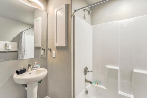 Ένα μπάνιο στο New Lower Unit Condo-Pet Friendly-North CS-USAFA