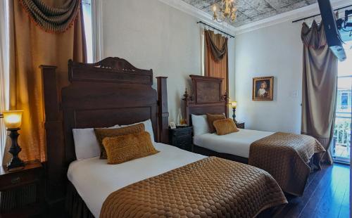 a hotel room with two beds in a room at The 1890 Freeman House in Galveston
