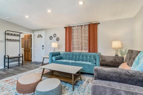 ein Wohnzimmer mit einem blauen Sofa und einem Tisch in der Unterkunft Walkable to downtown restaurants & bars-Fire Pit in Colorado Springs