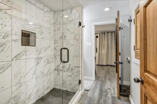 ein Badezimmer mit Dusche mit Glastür in der Unterkunft Walkable to downtown restaurants & bars-Fire Pit in Colorado Springs
