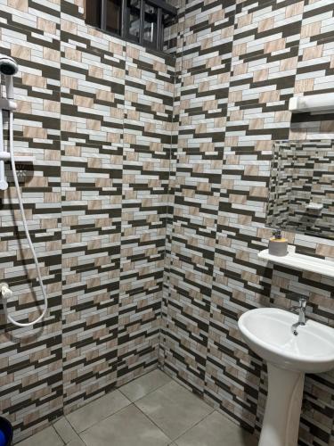 a bathroom with a toilet and a sink at BRADTEX Appart in Lomé