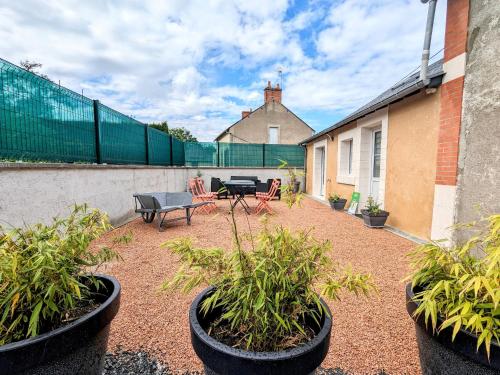 Maison calme et charmante au cœur du Berry, près des sites historiques, avec jardin privatif et parking. - FR-1-591-585