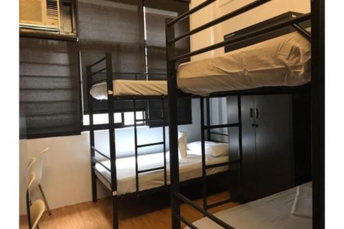 En eller flere senge i et værelse på Monchere Dormitory