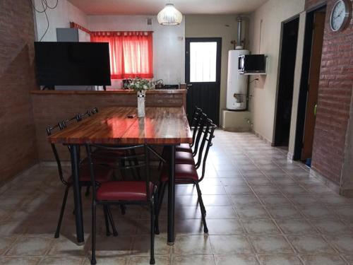 Una televisión o centro de entretenimiento en casa villa suiza