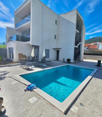 Family friendly apartments with a swimming pool Kastel Stari, Kastela - 23348