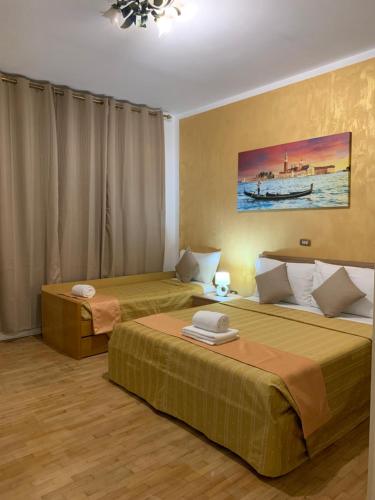 two beds in a hotel room with at Venice Villa House in Mestre