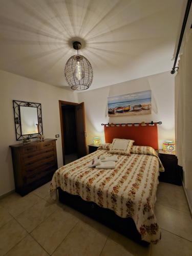 a bedroom with a bed and a mirror and a lamp at El Mirador Vistas muy bonitas in Breña Baja