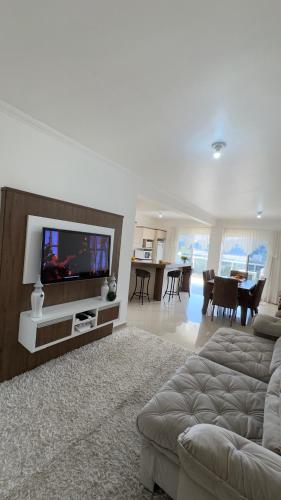 Televisyen dan/atau pusat hiburan di Apto Lírio do Vale - 3 Quartos -Apto Espaçoso com Varanda e Vista para o Vale - ao lado do Parque Termal!