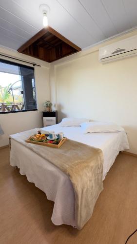 En eller flere senge i et værelse på Casa dos Gerânios com Piscina - 4 Quartos climatizados, espaçosa ideal para encontro de grupos e familiares, próximo do Parque Termal!