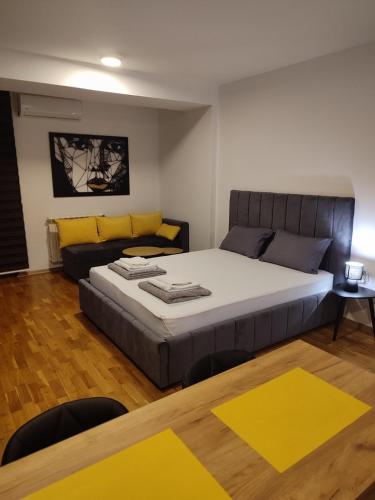Llit o llits en una habitació de DJS studio Skopje