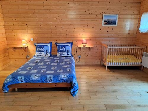 - une chambre avec un lit et un lit bébé dans l'établissement Stone House in Cléder near Sandy Beach, à Cléder