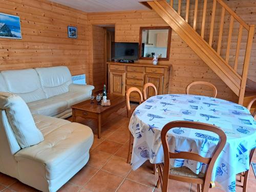 un salon avec une table et un canapé dans l'établissement Stone House in Cléder near Sandy Beach, à Cléder