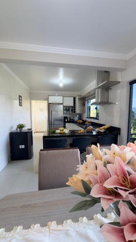 Η κουζίνα ή μικρή κουζίνα στο Casa Amor Perfeito com Jacuzzi- 3 Quartos climatizados- Casa confortável e próximo ao Parque Termal!