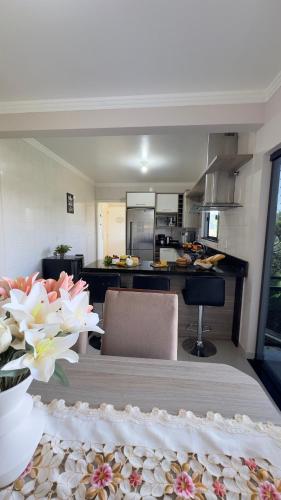 Η κουζίνα ή μικρή κουζίνα στο Casa Amor Perfeito com Jacuzzi- 3 Quartos climatizados- Casa confortável e próximo ao Parque Termal!