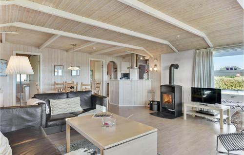 TV a/nebo společenská místnost v ubytování Amazing Home In Nordborg With 3 Bedrooms, Sauna Wifi