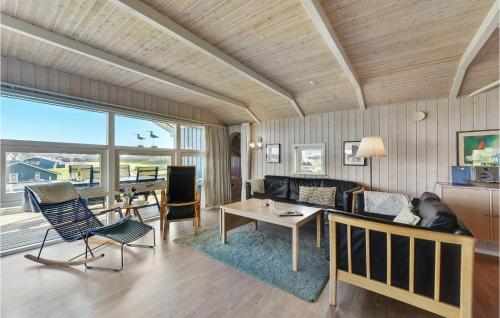 Posezení v ubytování Amazing Home In Nordborg With 3 Bedrooms, Sauna Wifi