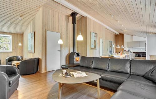 Χώρος καθιστικού στο 8 Bedroom Stunning Home In Ebeltoft