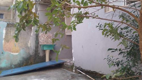 un mangiatoia per uccelli sul lato di un edificio di Casa do Marcelão a Rio de Janeiro