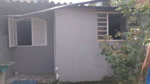 una casa bianca con finestra e scala di Casa do Marcelão a Rio de Janeiro