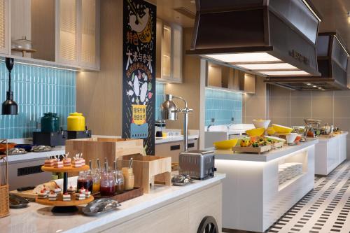 Makanan di atau berdekatan hotel