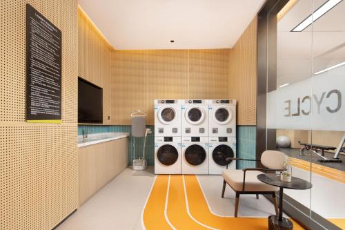 Televisyen dan/atau pusat hiburan di Home2 Suite by Hilton Hangzhou Qianjiang New Town
