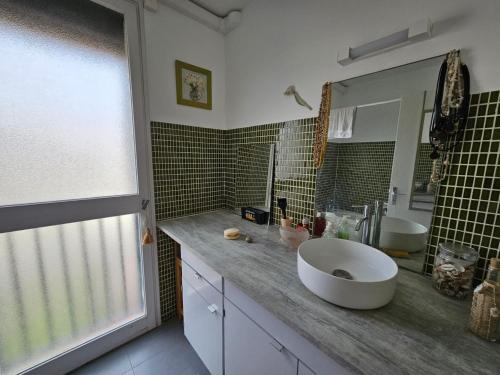 une salle de bain avec un grand lavabo et un miroir dans l'établissement Appartement T2 à Saint-Cyprien - Terrasse, Clim et Parking - Proche Plage et Commerces - FR-1-309-470, à Saint-Cyprien
