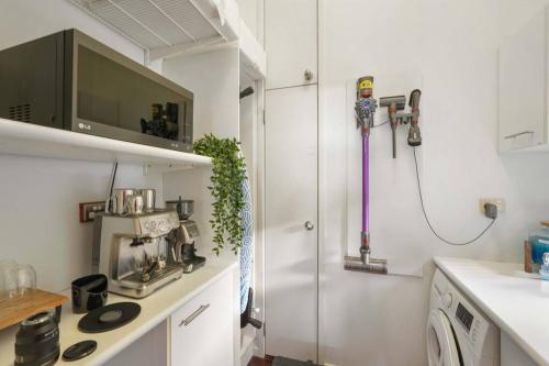 Una cocina o cocineta en Living On The Edge - A Private Oasis in Paradise