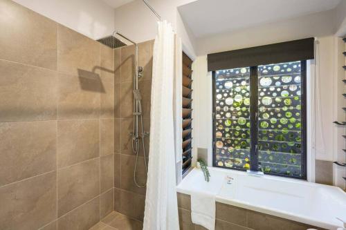 Un baño de Living On The Edge - A Private Oasis in Paradise