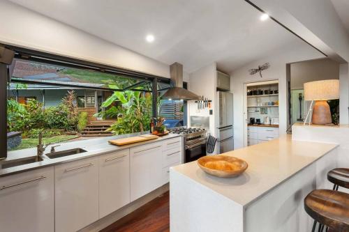 Una cocina o cocineta en Living On The Edge - A Private Oasis in Paradise