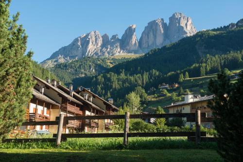 Nespecifikovaný výhled na hory nebo výhled na hory při pohledu z hotelu