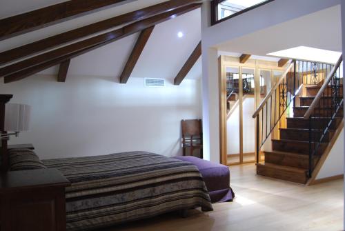 ein Schlafzimmer mit einem Bett und einem Treppenaufgang in der Unterkunft Hotel Mirador de Barcia in Ribeira de Piquin