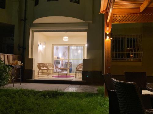 Χώρος καθιστικού στο Stella new chalet with garden next to Marassi & El Alamein