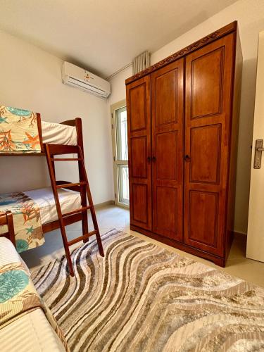 Ένα ή περισσότερα κρεβάτια σε δωμάτιο στο Stella new chalet with garden next to Marassi & El Alamein