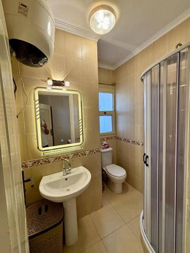 Ένα μπάνιο στο Stella new chalet with garden next to Marassi & El Alamein
