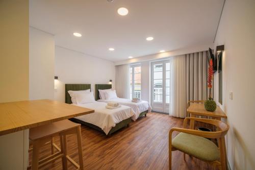 una habitación de hotel con una cama y un escritorio en Azimute 2, en Angra do Heroísmo