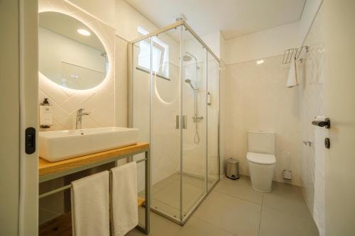 Un baño con lavabo, ducha e inodoro. en Azimute 2, en Angra do Heroísmo