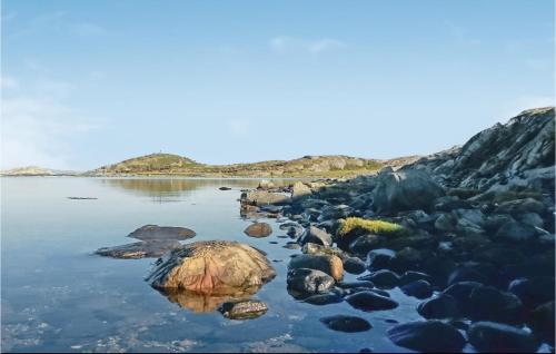 a body of water with rocks in the water at Holiday Home Vallersund Nausthylla Haldorhamn in Drilen