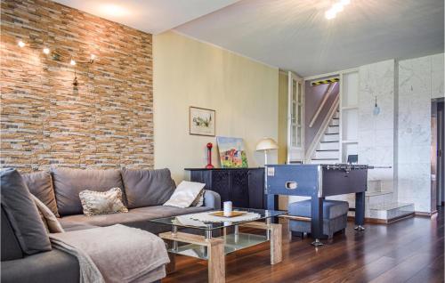 Posedenie v ubytovaní 4 Bedroom Gorgeous Home In Nowe Warpno