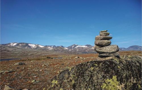 a stack of rocks sitting on top of a rock at Bassebuupdalstøl in Tyinkrysset