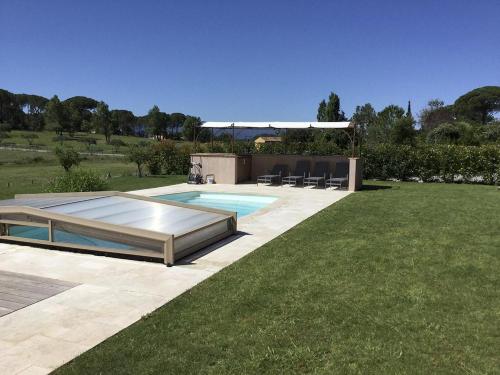 une cour avec une piscine et une pelouse dans l'établissement Gîte G3173, à Vidauban