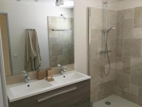 une salle de bain avec un lavabo et une douche dans l'établissement Gîte G3173, à Vidauban