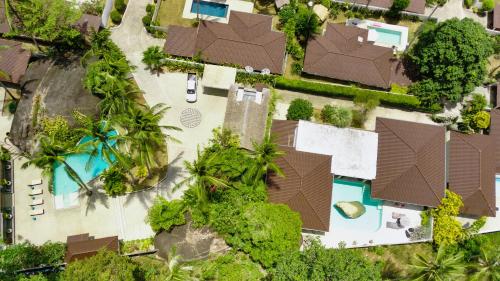 an overhead view of a house with a swimming pool at Villa VV Lamai Koh Samui in Koh Samui 