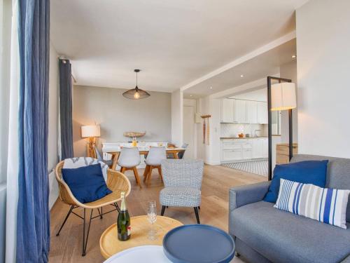 un salon avec un canapé et une table dans l'établissement Appartement en centre-ville de Merville Franceville avec cuisine équipée - FR-1-788-19, à Merville-Franceville-Plage