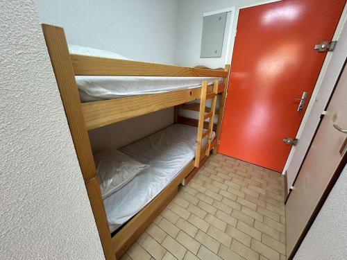 une petite pièce avec deux lits superposés dans l'établissement Studio Cabine 4 couchages, proche Seaquarium, plage et commerces, avec terrasse et barbecue, Le Grau-du-Roi - FR-1-250-289, au Grau-du-Roi