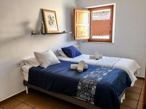 due letti uno accanto all'altro in una stanza di Ático Familiar Renovado Frente al Mar con Terraza y Vistas Panorámicas en Vilanova i la Geltrú - ES-332-2 a Vilanova i la Geltrú