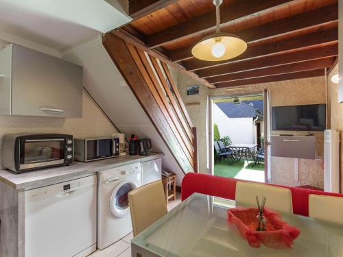 une cuisine et un salon avec laveuse et sécheuse dans l'établissement Chalet Mitoyen avec Terrasse et Parking à Cauterets - FR-1-401-294, à Cauterets