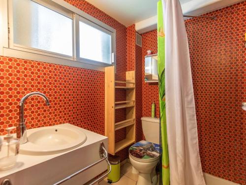 une salle de bain avec un lavabo et des toilettes dans l'établissement Chalet Mitoyen avec Terrasse et Parking à Cauterets - FR-1-401-294, à Cauterets