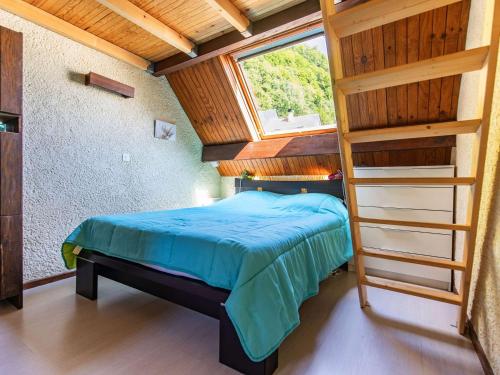 - une chambre avec un lit et une échelle dans l'établissement Chalet Mitoyen avec Terrasse et Parking à Cauterets - FR-1-401-294, à Cauterets