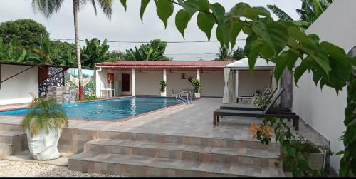 a house with a swimming pool in a yard at Hotel villa J Leticia in Cereté